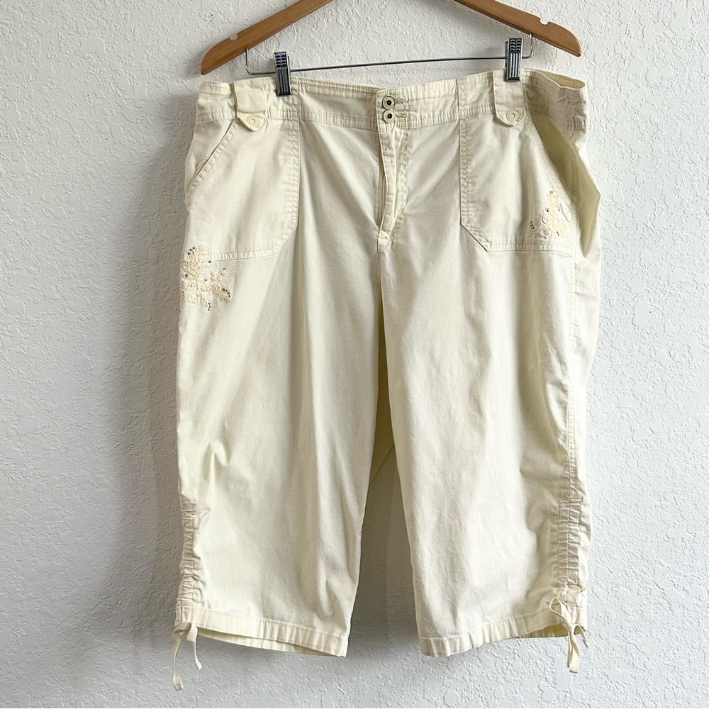 GLORIA VANDERBILT Light Yellow Floral Embroidered Capri Shorts Plus Size 18